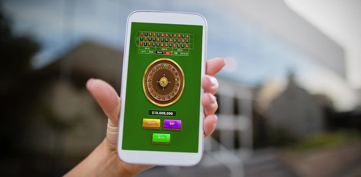Pengguna ponsel membaca ketentuan bonus crash